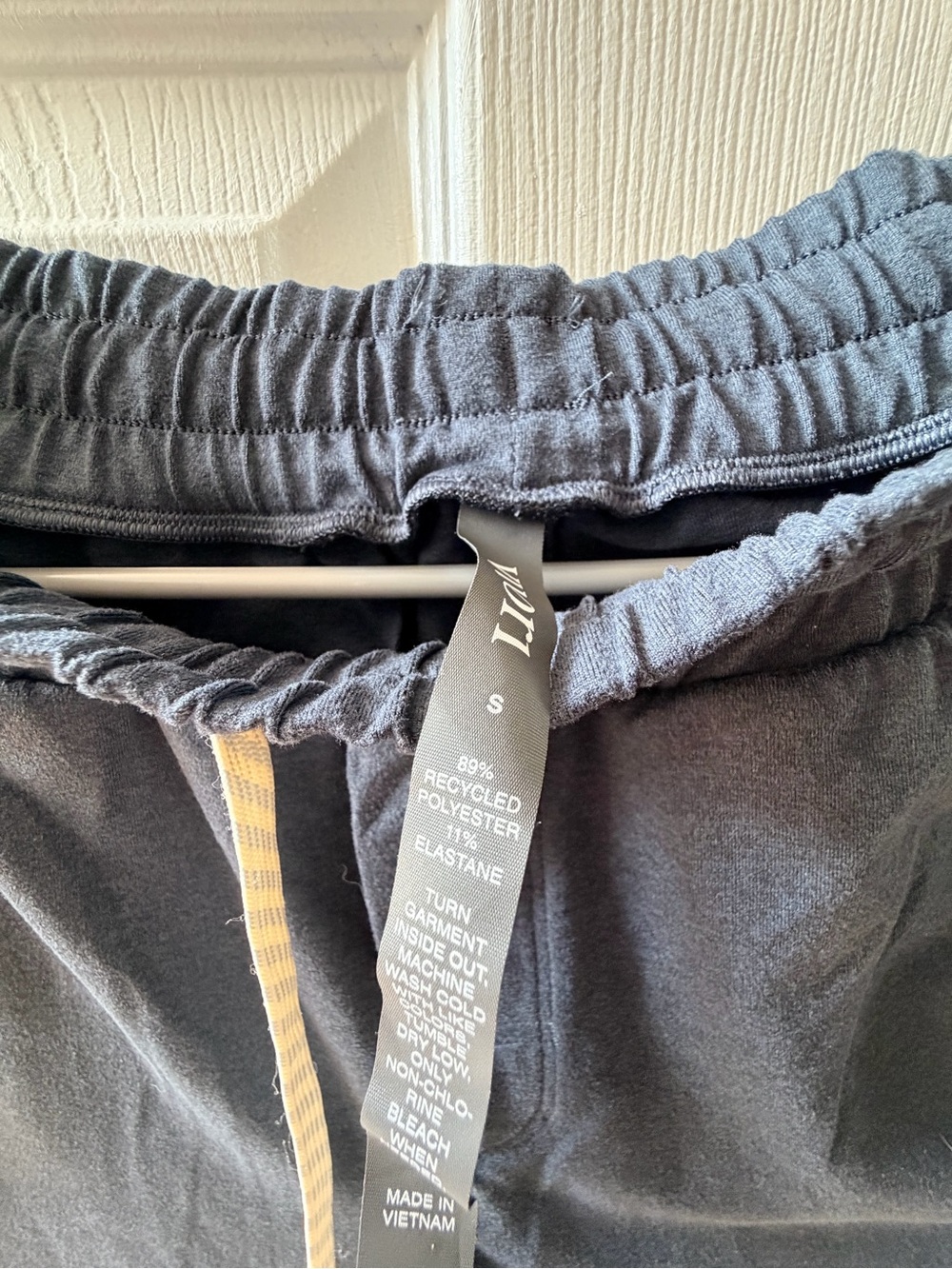 Men’s Vuori Navy Drawstring Jogger Pants size small - excellent condition!!! - Picture 3 of 4